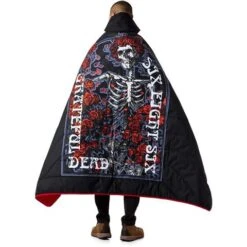 686 Waterproof Hooded Puffer Blanket -Outdoor Ski Shop fw23 686 waterproofhoodedpufferblanket gratefuldeadred 2